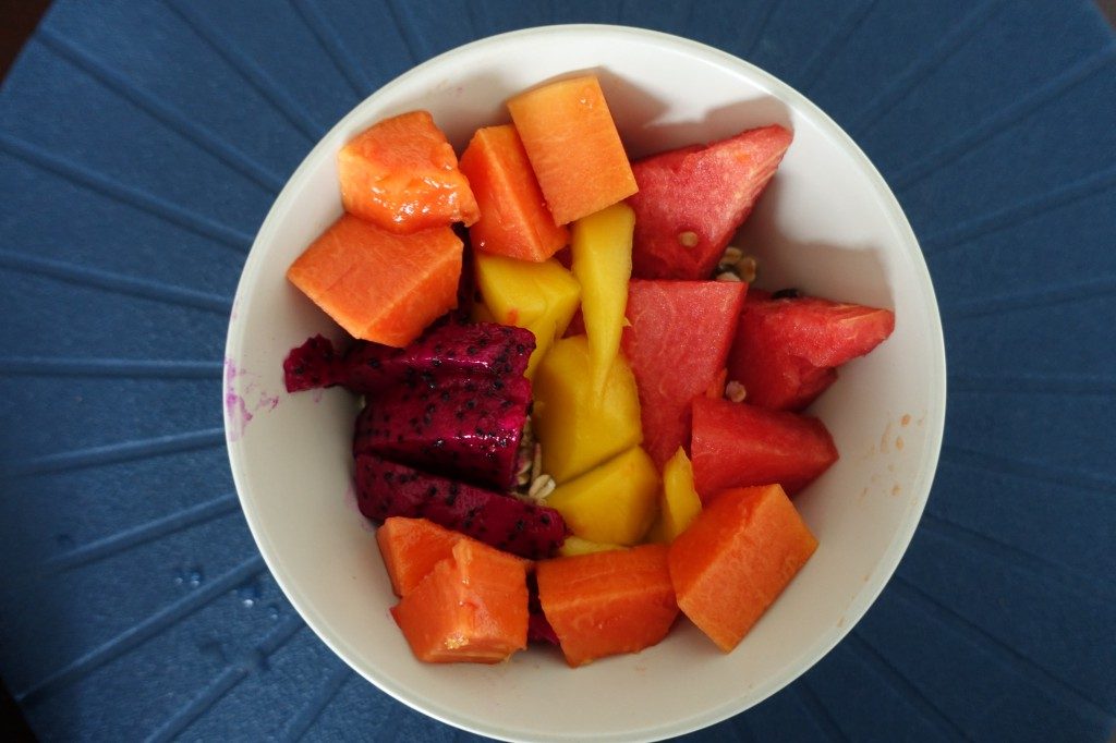 Obst Müsli mit Papaya, Drachenfrucht und Melone