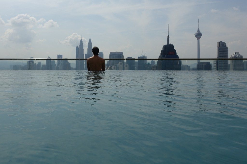 Chillaxen im Infinity Pool auf unserem Hausdach