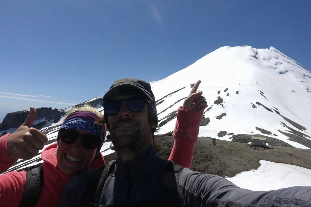 Am Gipfel des Fanthams Peak mit Blick auf den Mount Taranaki, der angeblich Neuseelands gefährlichster Gipfel ist.