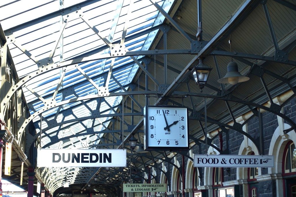 Dunedin Bahnhof - da schlägt das Eisenbahn-Herz von Jean doch gleich höher!