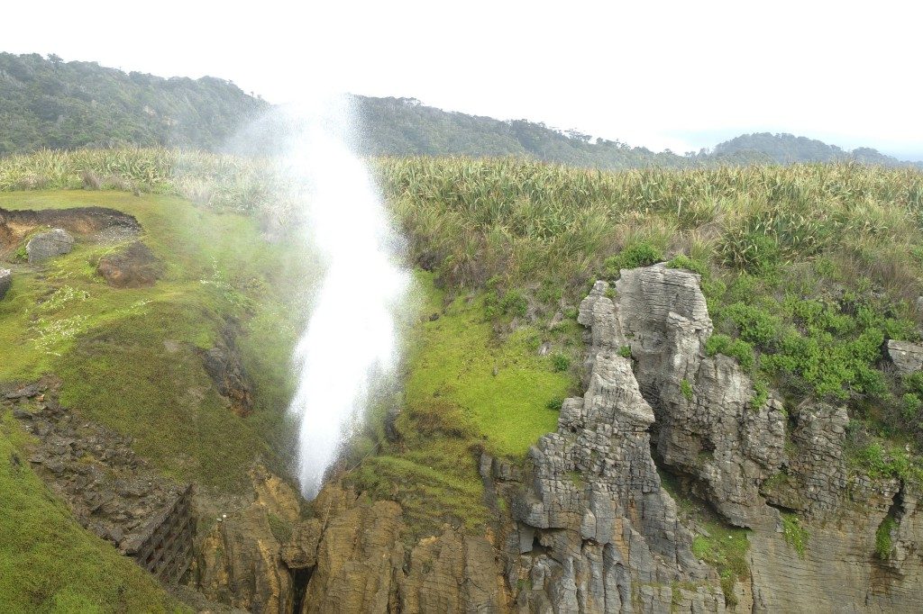 Das Wasser wird an den Pancake Rocks (wegen der Schichtung wie Pancakes) bei starken Wellen durch einen Kamin nach oben gepustet.