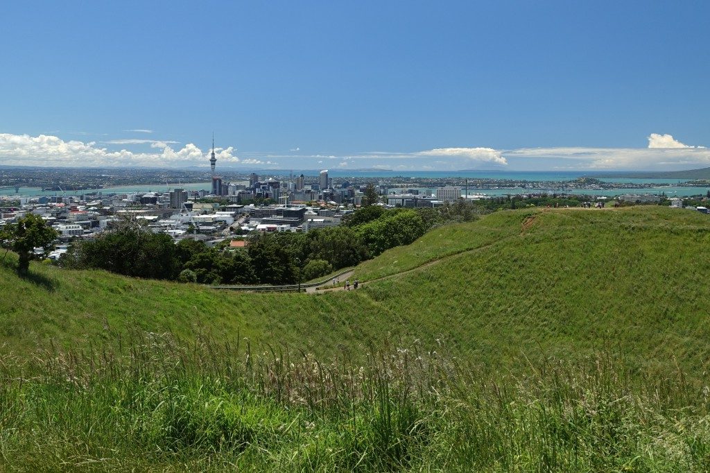 Blick von Mount Eden auf Auckland.