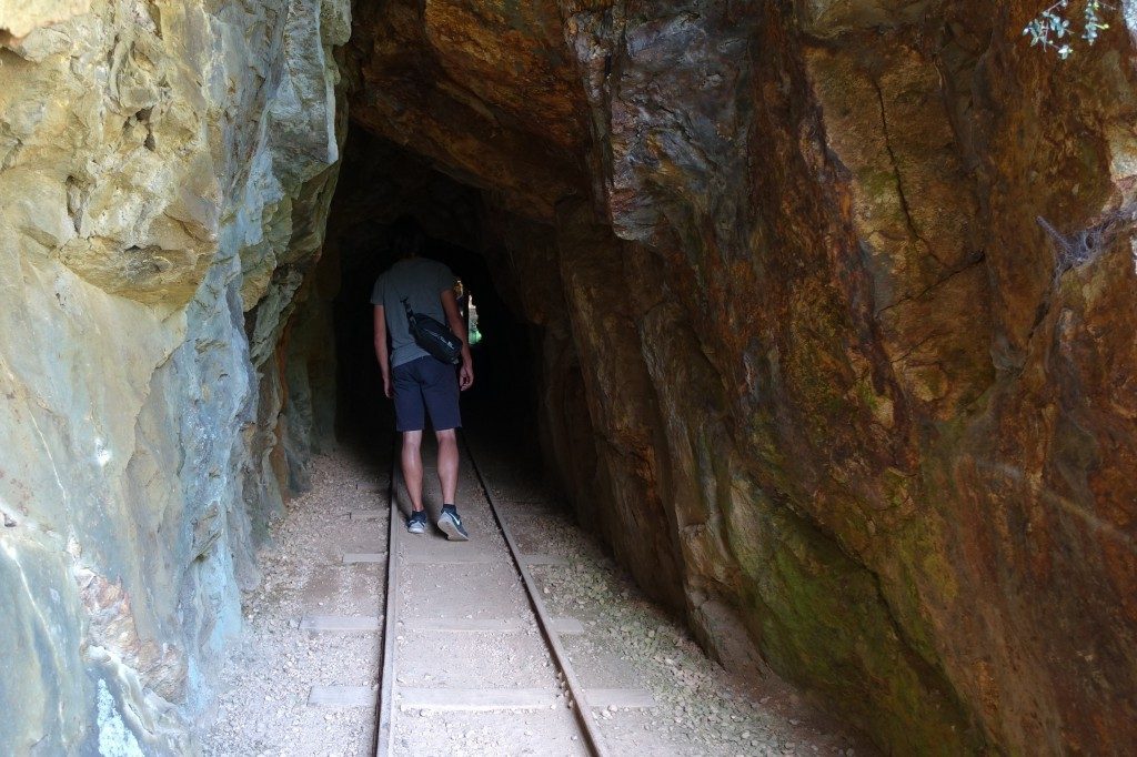 Ein paar Tunnels kann man besuchen, zum Glück sind wir wieder herausgekommen.