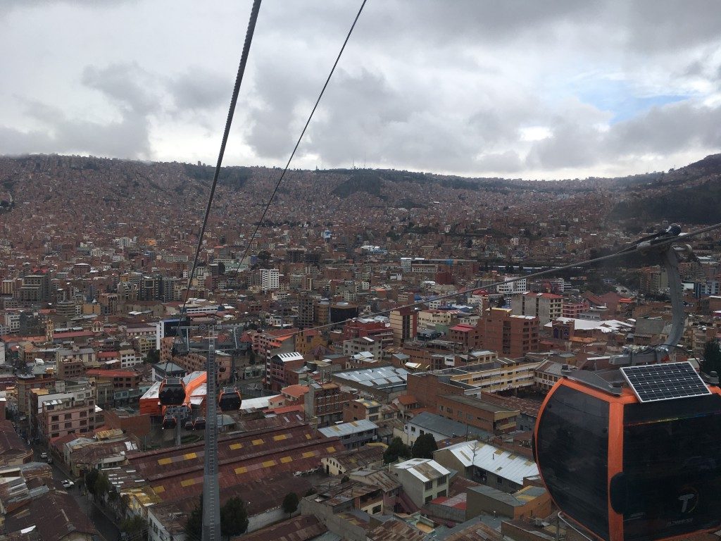 Seilbahnfahren ist in Bolivien recht günstig, verglichen mit dem Skipass in den Alpen