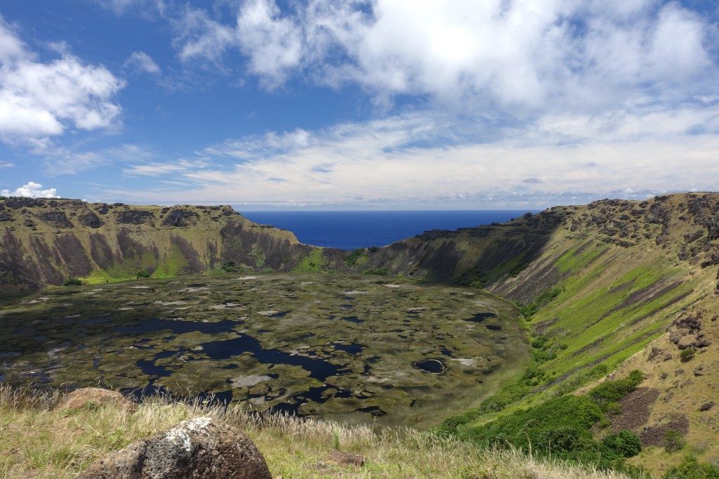 Der Rano Kao Krater, mit See und abgebrochenem Krater und Blick aufs Meer.