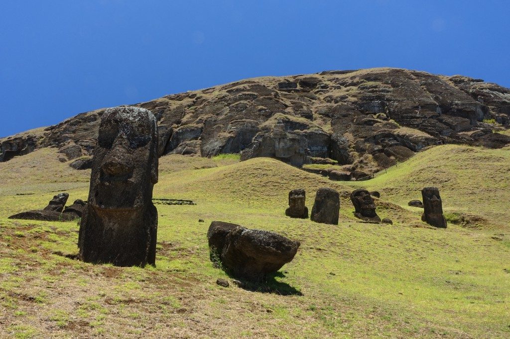 Ranu Raraku - der Steinbruch an dem die Moai aus dem Fels geschlagen wurden.