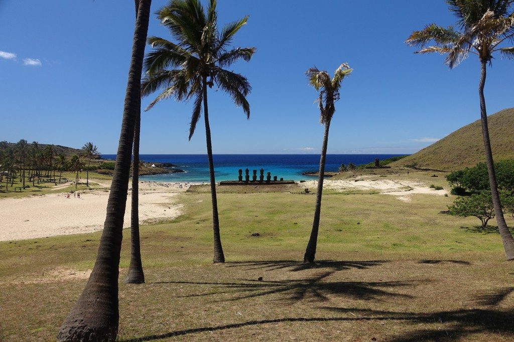 Anakena Bucht mit den Ahu Nau Nau Moai.