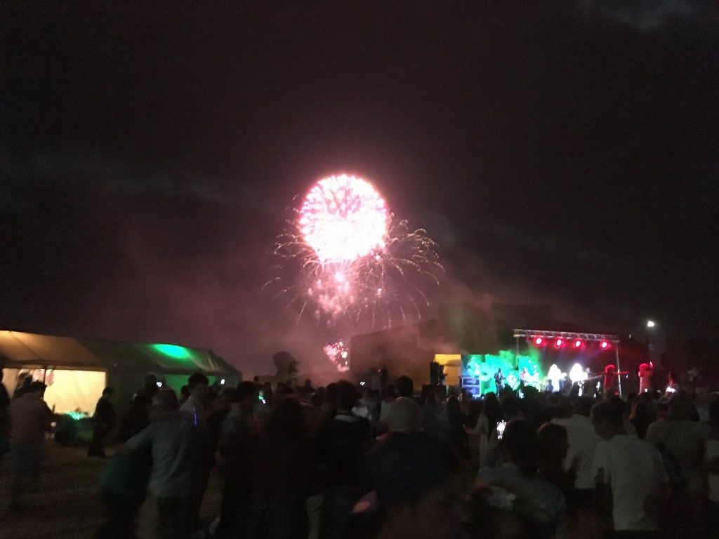 Party am Dorfplatz mit Südsee- und Lateinamerikanischen Beats. Das Feuerwerk war dann doch größer als Gedacht.