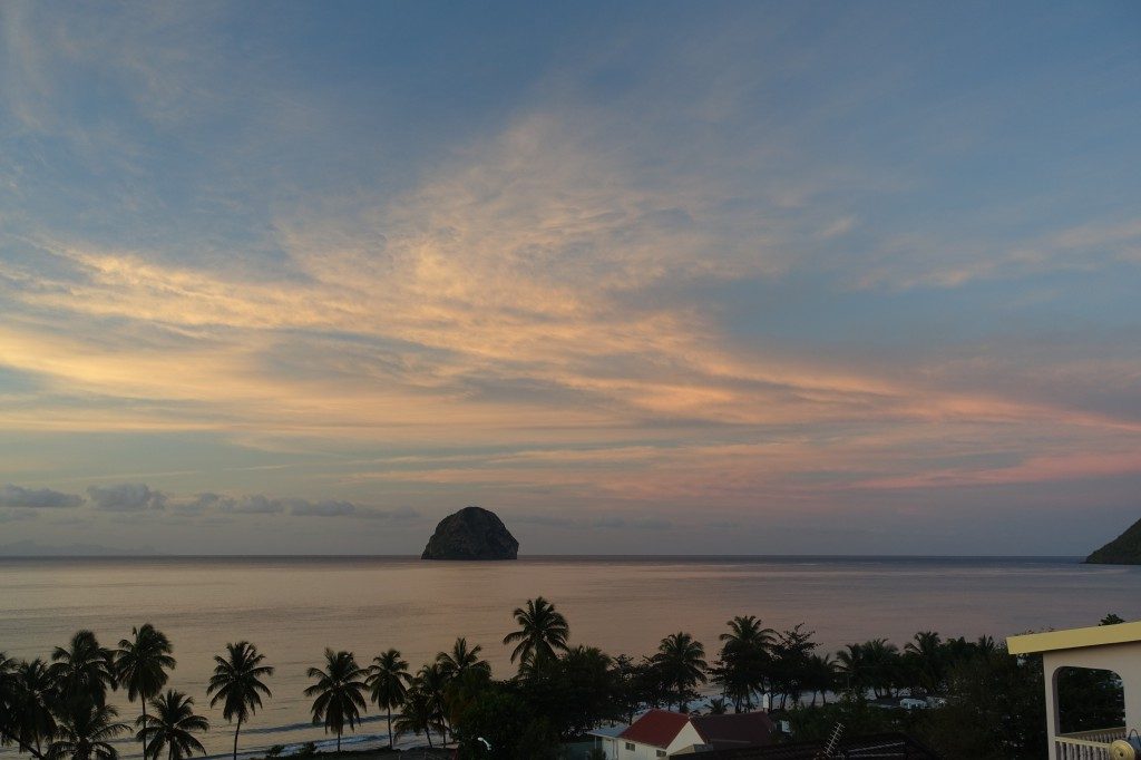 Blick von der Terrasse bei Sonnenuntergang. Der Felsen ist allerdings nicht schon die Heilige Lucia, sondern Le Rocher.