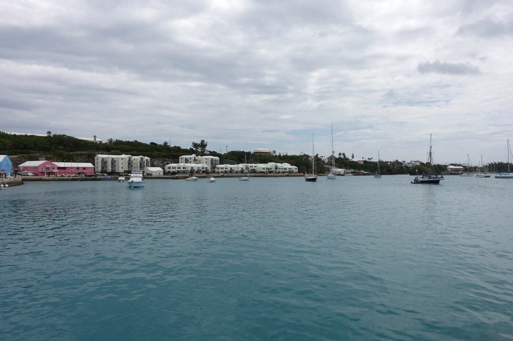 Saint Georges liegt ziemlich geschützt an einer Lagune zwischen den Inseln Bermudas