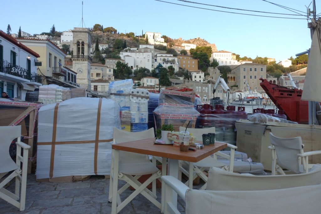 Ausladen in Hydra Hafen - deshalb lohnt es sich: Saronischer Golf segeln!